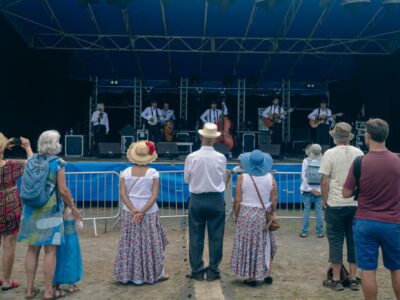 Le groupe Pat' Jaune ouvre la Fet Kaf à Petite Ile le 20 décembre 2024.