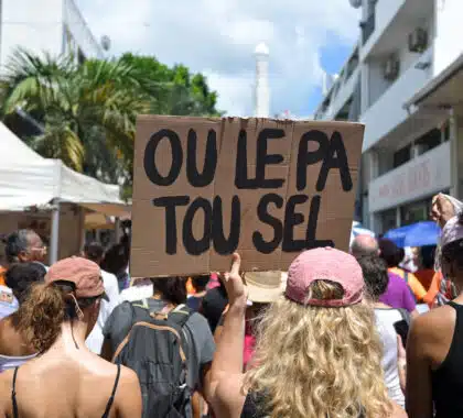 Une manifestante tient une pancarte sur laquelle on peut lire 