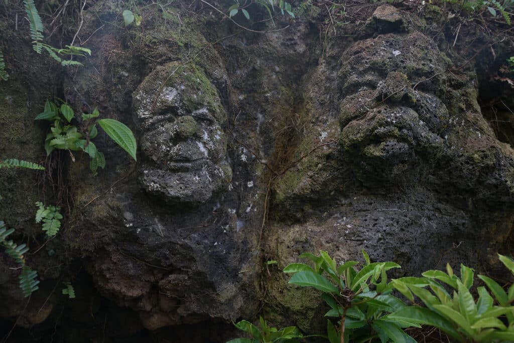 Deux des ethnies de la sculpture sur pierre de Nelson Boyer.