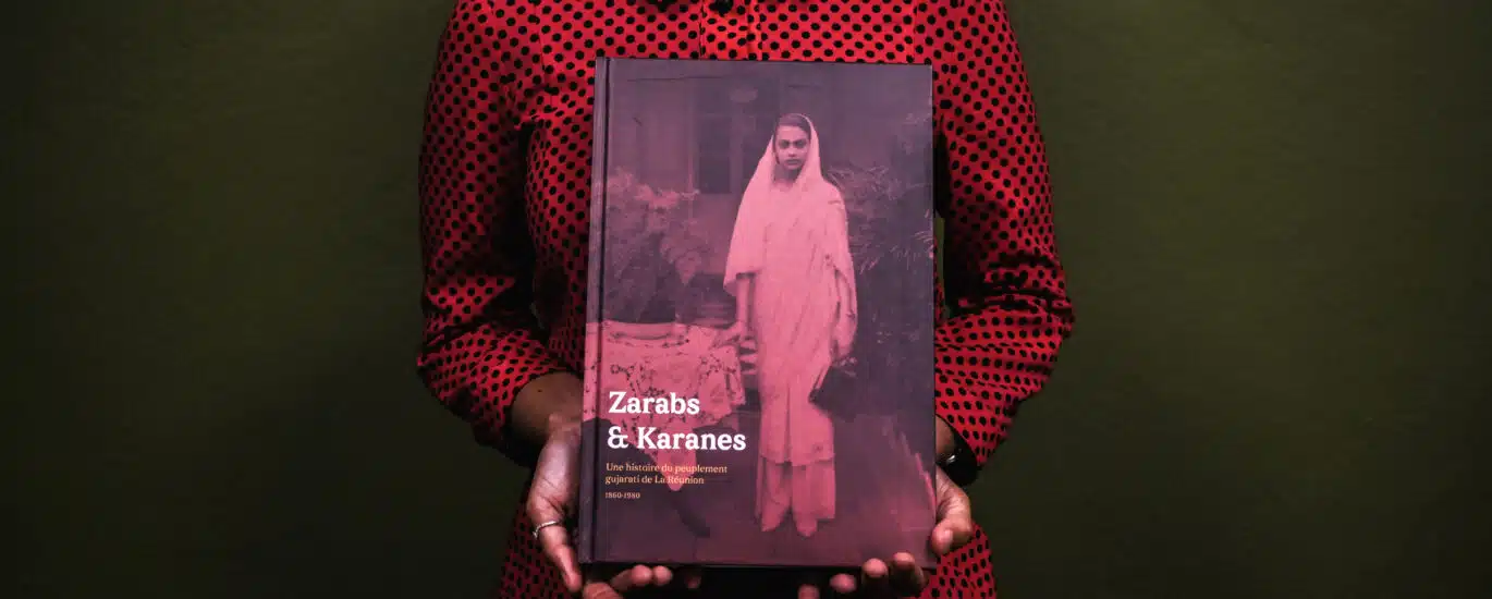 L'historienne Sahara Cassim avec son nouvel ouvrage Zarabs & Karanes.