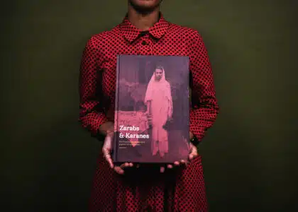 L'historienne Sahara Cassim avec son nouvel ouvrage Zarabs & Karanes.