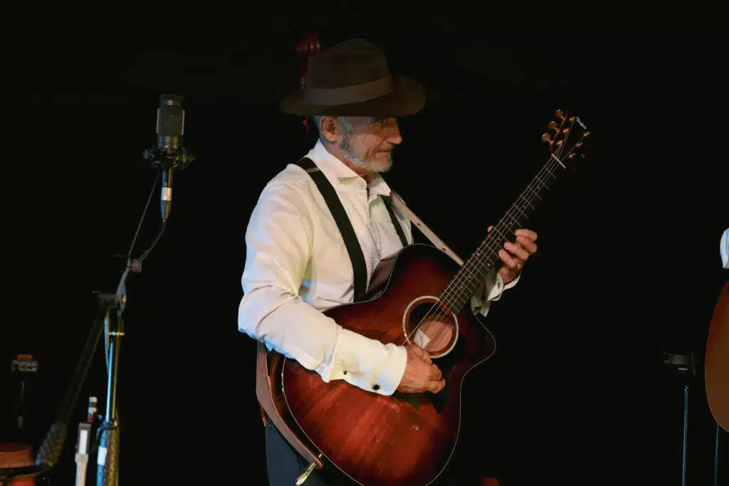 François Gonthier à la guitare.