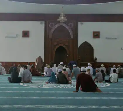 Fidèles à l'intérieur de la mosquée
