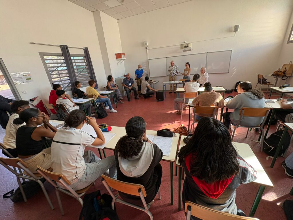 Conférence d'Enis Rockel en décembre 2024 au lycée Pierre Lagourgue dans une classe de 2nd bac pro sécurité, à l'occasion du centenaire du Tampon.