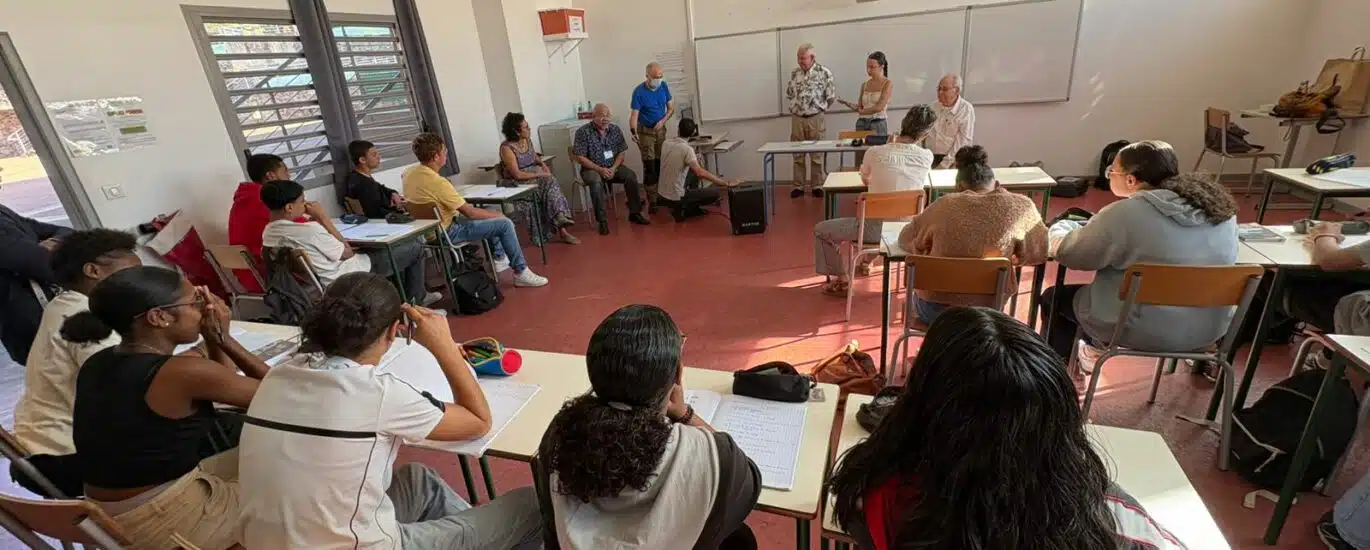 Conférence d'Enis Rockel en décembre 2024 au lycée Pierre Lagourgue dans une classe de 2nd bac pro sécurité, à l'occasion du centenaire du Tampon.