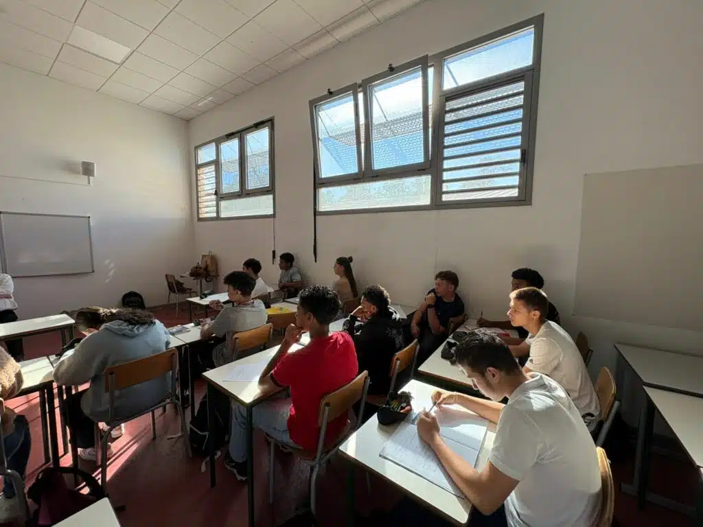 Conférence de l'historien Enis Rockel devant les élèves de seconde bac pro sécurité du lycée Pierre Lagourgue, en décembre 2024.