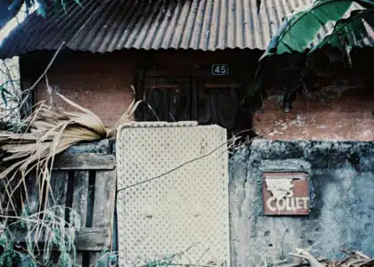 Entrée d'une vieille case créole au niveau du lavoir de Saint-Pierre.