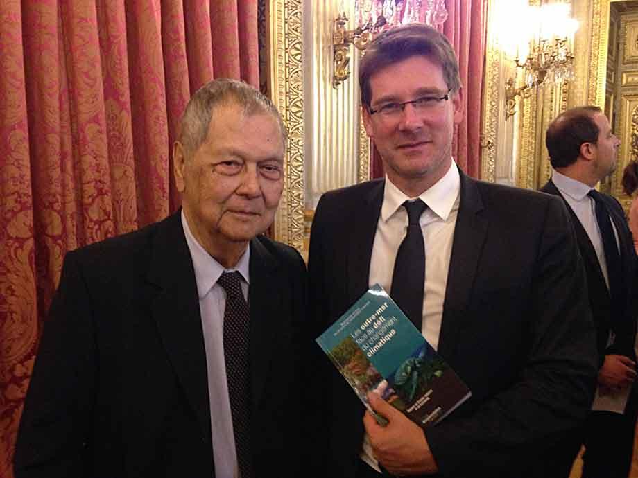 En 3013, en tant que président de l'ONERC Paul Vergès remettait à Pascal Canfin, Ministre de la Coopération, Le dernier rapport sur les impacts du changement climatique dans les Outre-mer. (Photo : collection privée)