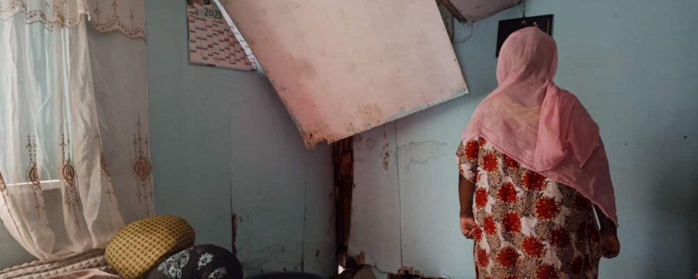 Durant le cyclone Chido, Nassima s'est fait voler son titre de séjour. Depuis, elle n'ose plus sortir de chez elle de peur de se faire contrôler et renvoyer vers les Comores. La fermeture de la Préfecture depuis le cyclone l'empêche aujourd'hui d'obtenir une nouvelle carte.