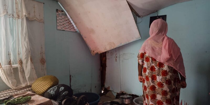 Durant le cyclone Chido, Nassima s'est fait voler son titre de séjour. Depuis, elle n'ose plus sortir de chez elle de peur de se faire contrôler et renvoyer vers les Comores. La fermeture de la Préfecture depuis le cyclone l'empêche aujourd'hui d'obtenir une nouvelle carte.