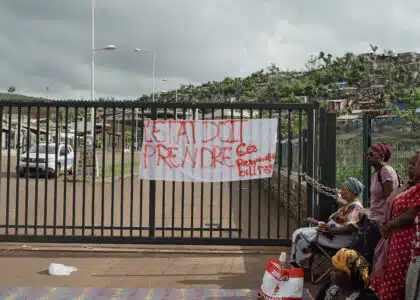 Les parents d'eleves bloquent l'acces a l'ecole pour protester contre l'utilisation des lieux comme centre d'accueil pour migrants.