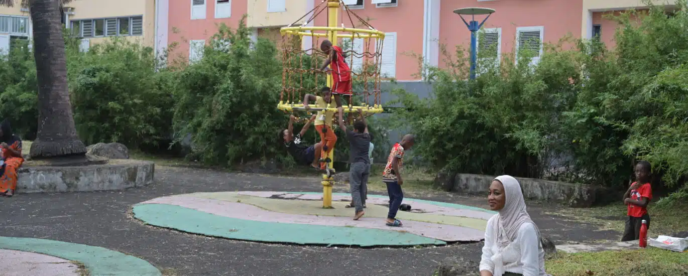 Enfants qui jouent dans le jardin du quartier de Bras-Fusil.