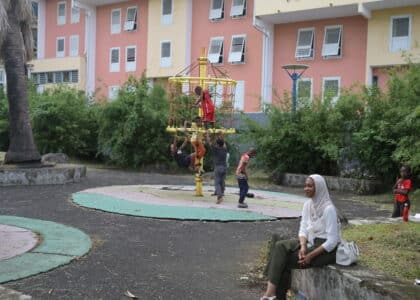 Enfants qui jouent dans le jardin du quartier de Bras-Fusil.