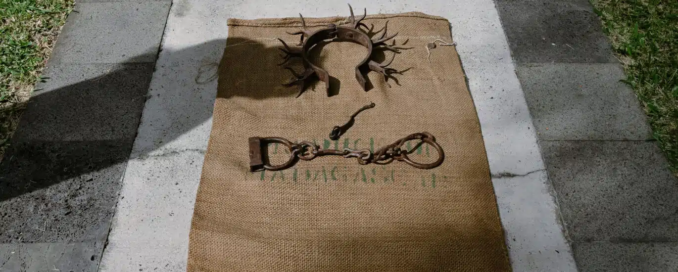 Entraves de cou et de pieds utilisées durant la période de l'esclavage sur l'île de La Réunion.