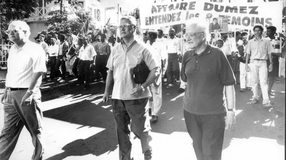 Paul Vergès, entouré de Roger Hoarau et Jean Cardonnel, à la tête d'une manifestation de soutier à son fils Pierre.