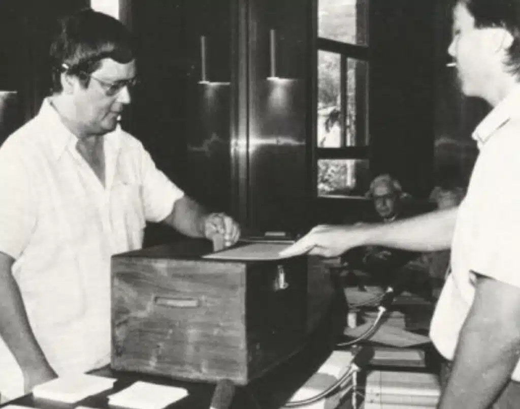 Laurent Vergès fait voter Paul Vergès à l'élection du président de la Région en 1983. Mario Hoarau (PCR) est élu au bénéfice de l’âge.