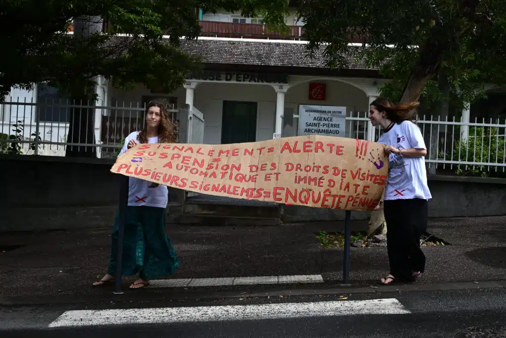 Rassemblement à l'appel des Tricoteuses de France devant le tribunal de Saint-Pierre. © Olivier Ceccaldi