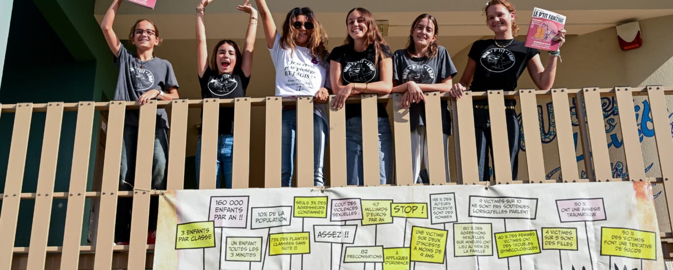 Toute l'équipe du magazine rejointe par Samira Benhamida, fondatrice du collectif des tricoteuses de France. © Olivier Ceccaldi