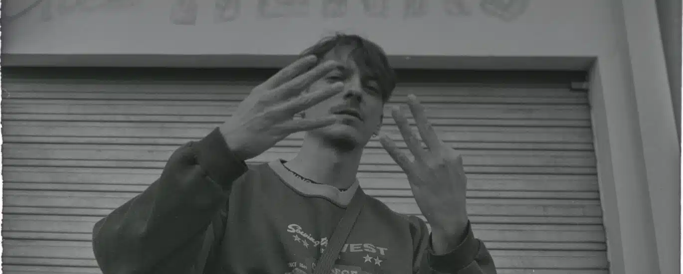 Reion, devant la boutique Chez Henry, un héritage du quartier qui lui tient à coeur de protéger et de mettre en avant. © Olivier Ceccaldi