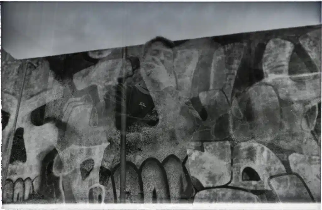 Reion, devant le tag "Jolly Roger" qui l'a inspiré pour le titre de son premier album. © Olivier Ceccaldi