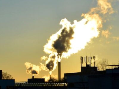 Photo by Daniel Gimbel on Unsplash Le projet d'extraction de gaz fossile de TotalEnergie au Mozambique constitue une menace pour les habitants des îles du Sud-Ouest de l'Océan Indien, qui doivent obtenir son abandon définitif.
