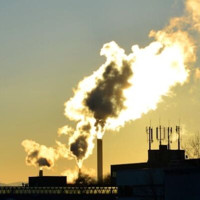 Photo by Daniel Gimbel on Unsplash Le projet d'extraction de gaz fossile de TotalEnergie au Mozambique constitue une menace pour les habitants des îles du Sud-Ouest de l'Océan Indien, qui doivent obtenir son abandon définitif.