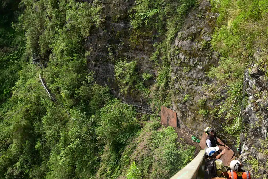 Des ouvriers travaillant sur la réparation de l'échelle du sentier Augustave. ©Olivier Ceccaldi
