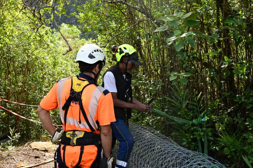 Des ouvriers travaillant sur la réparation de l'échelle du sentier Augustave.