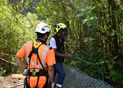 Des ouvriers travaillant sur la réparation de l'échelle du sentier Augustave.