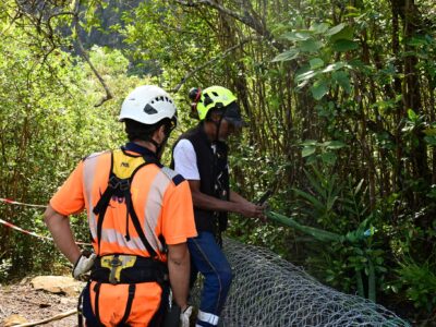 Des ouvriers travaillant sur la réparation de l'échelle du sentier Augustave.