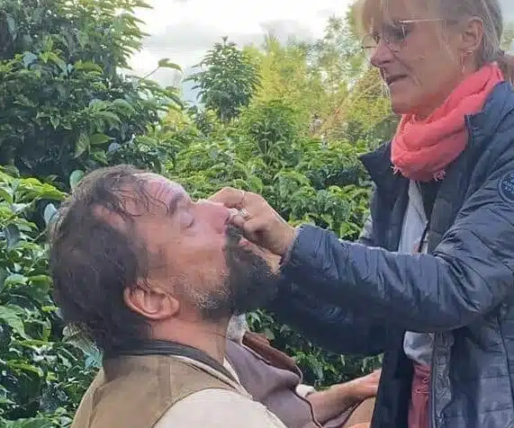 Francis Convert interprète le rôle de Monsieur Roland, il est le trait d'union entre la famille et les esclaves.