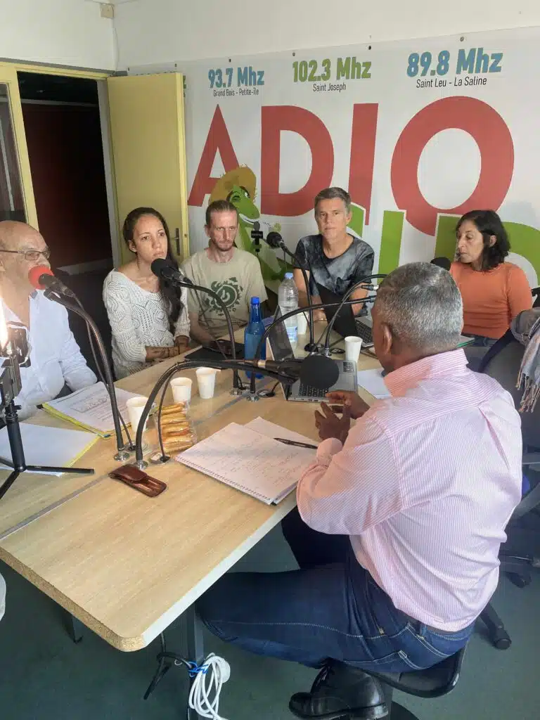 Alé di partou : Nini des Bilimbies et Olivier Mussard reçoivent Wilfrid Bertile, vice-président de la Région chargé de la révision du SAR, Christian Annette, président de l'agence d'urbanisme Agorah et très critique sur les errements des élus, Aurélie Dubard Grondin, médiatrice scientifique, Christophe Barbarini, porteur de l'action du "Recours Péi" et Franck Cellier, journaliste cofondateur de Parallèle Sud.