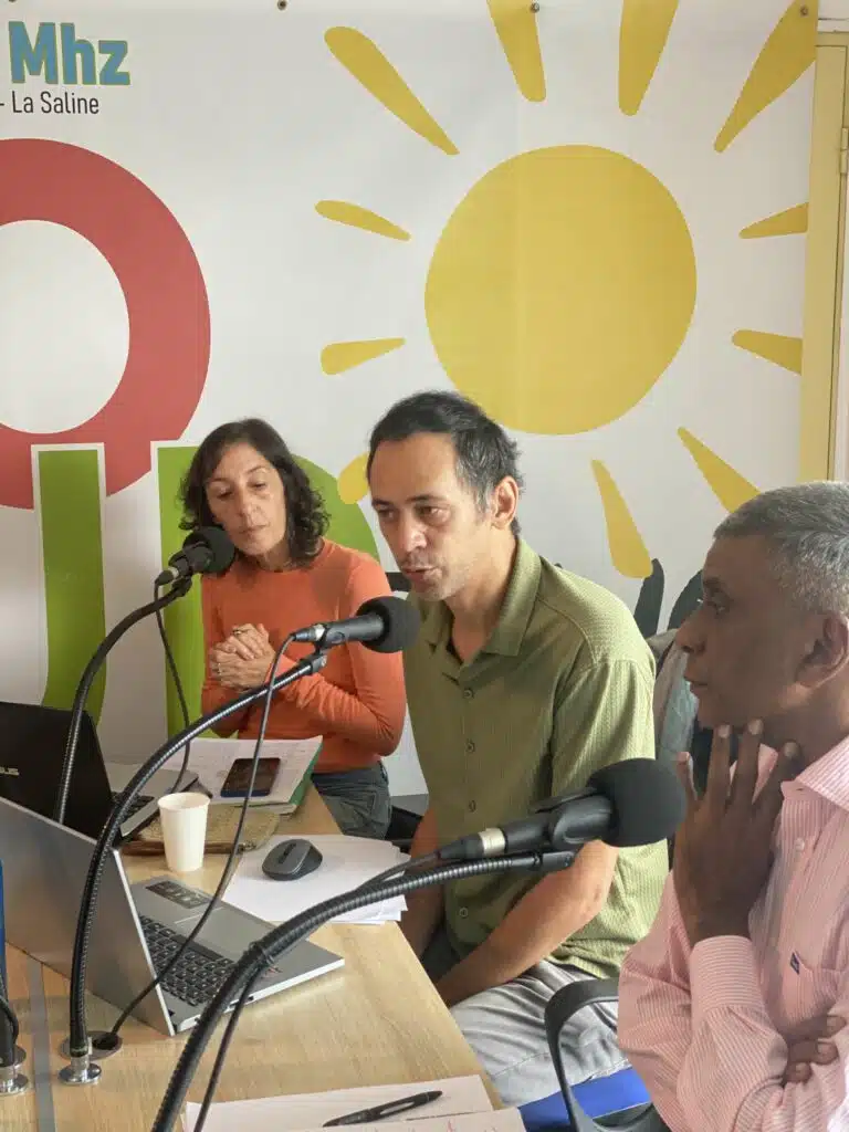 Alé di partou : Nini des Bilimbies et Olivier Mussard reçoivent Wilfrid Bertile, vice-président de la Région chargé de la révision du SAR, Christian Annette, président de l'agence d'urbanisme Agorah et très critique sur les errements des élus, Aurélie Dubard Grondin, médiatrice scientifique, Christophe Barbarini, porteur de l'action du "Recours Péi" et Franck Cellier, journaliste cofondateur de Parallèle Sud.