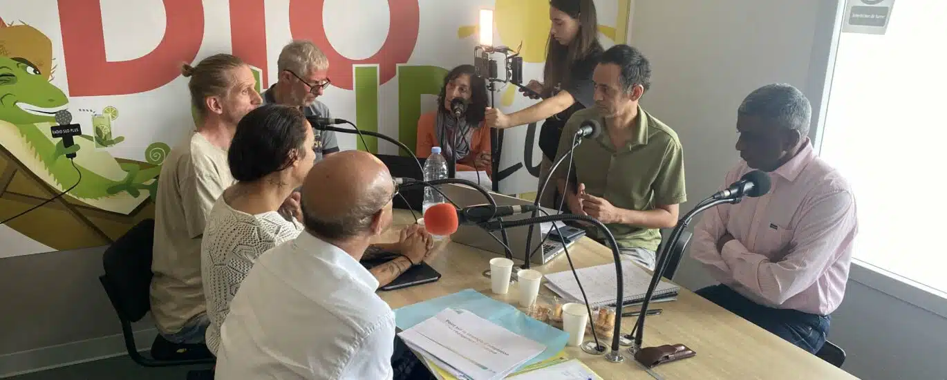 Alé di partou : Nini des Bilimbies et Olivier Mussard reçoivent Wilfrid Bertile, vice-président de la Région chargé de la révision du SAR, Christian Annette, président de l'agence d'urbanisme Agorah et très critique sur les errements des élus, Aurélie Dubard Grondin, médiatrice scientifique, Christophe Barbarini, porteur de l'action du "Recours Péi" et Franck Cellier, journaliste cofondateur de Parallèle Sud.