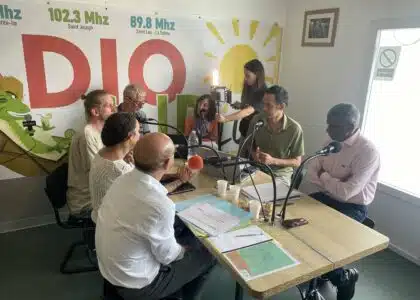 Alé di partou : Nini des Bilimbies et Olivier Mussard reçoivent Wilfrid Bertile, vice-président de la Région chargé de la révision du SAR, Christian Annette, président de l'agence d'urbanisme Agorah et très critique sur les errements des élus, Aurélie Dubard Grondin, médiatrice scientifique, Christophe Barbarini, porteur de l'action du 