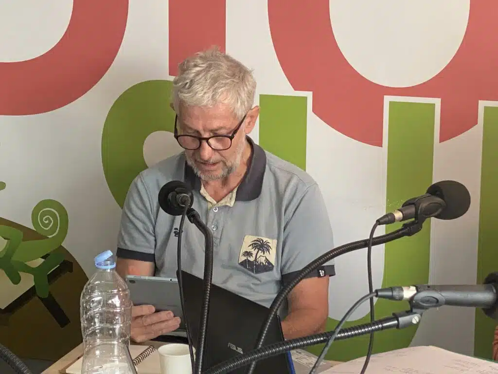 Alé di partou : Nini des Bilimbies et Olivier Mussard reçoivent Wilfrid Bertile, vice-président de la Région chargé de la révision du SAR, Christian Annette, président de l'agence d'urbanisme Agorah et très critique sur les errements des élus, Aurélie Dubard Grondin, médiatrice scientifique, Christophe Barbarini, porteur de l'action du "Recours Péi" et Franck Cellier, journaliste cofondateur de Parallèle Sud.