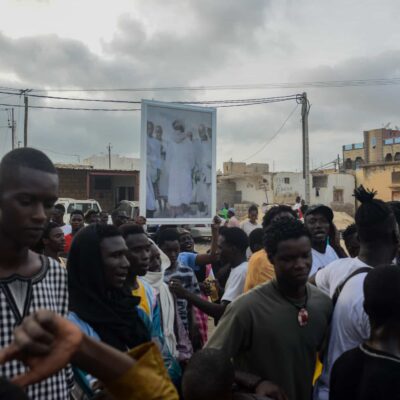 Le 5 septembre 2024, des fidèles marchent dans les rues de Saint-Louis en mémoire de leur chef spirituel, Ahmadou Bamba. © Olivier Ceccaldi