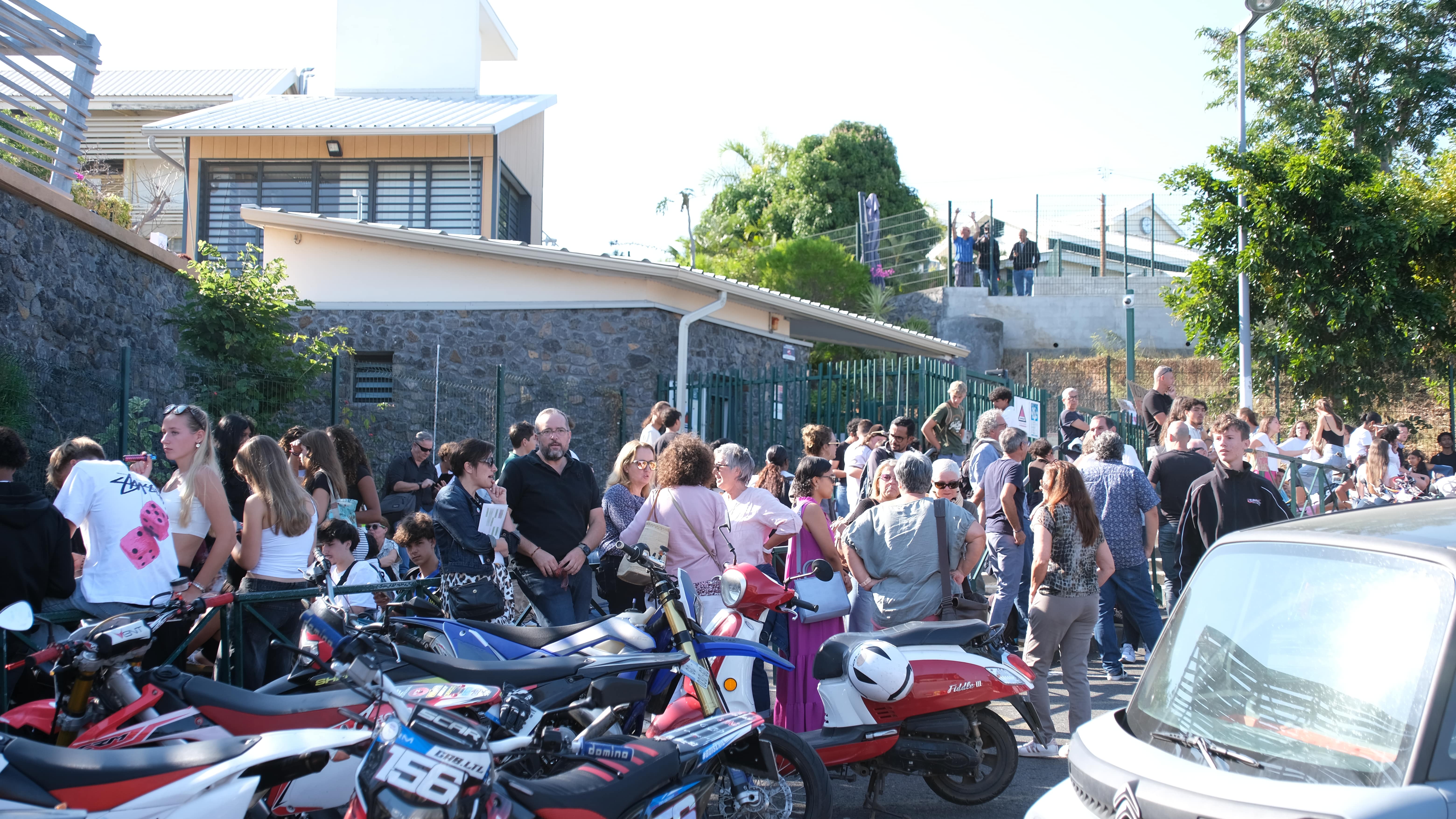 manifestation lycée Evariste de Parny