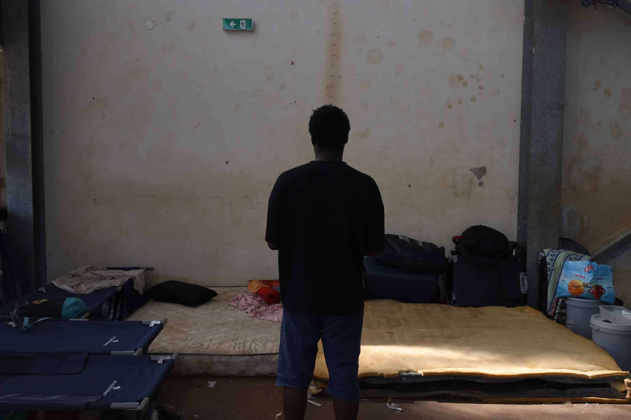 Personne exilée dans le collège de Tsoundzou à Mayotte. © Olivier Ceccaldi