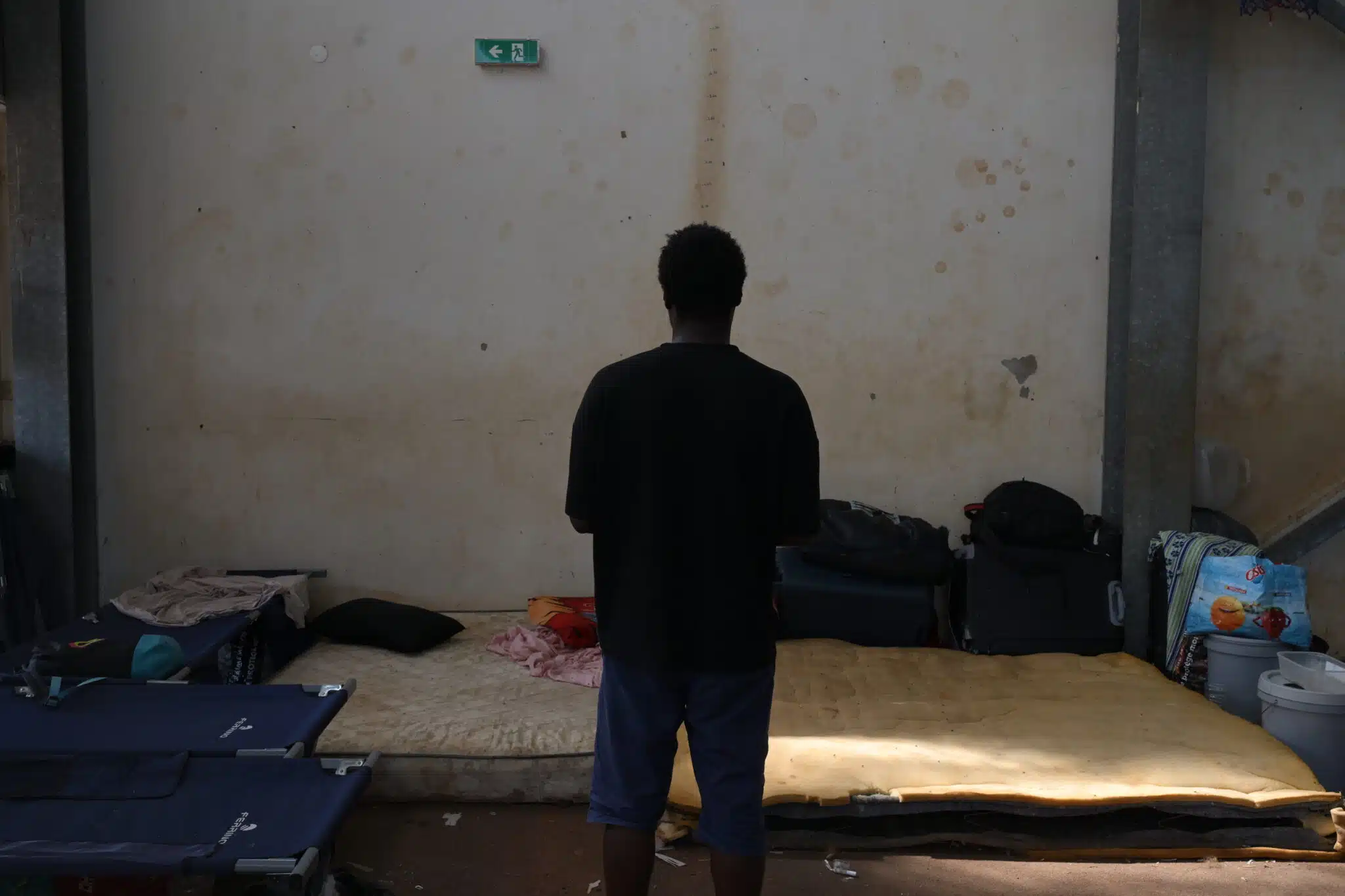 Personne exilée dans le collège de Tsoundzou à Mayotte. © Olivier Ceccaldi
