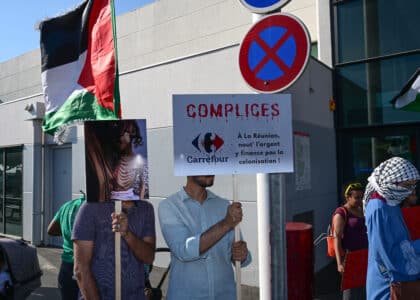 Les militant.es présent.es interpellent les client.es de l'enseigne sans pour autant bloquer l'entrée. © Olivier Ceccaldi