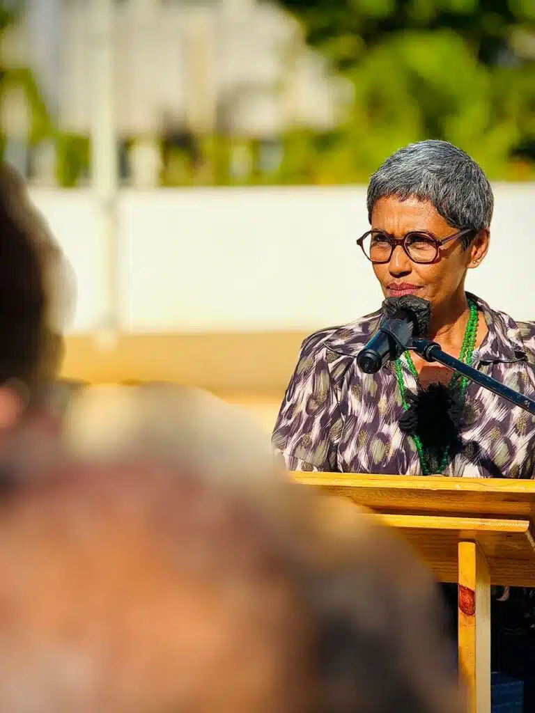 Allocution de la Maire de Saint-Denis Introduction Mesdames, Messieurs, chers Dionysiens, Je prends la parole aujourd’hui à la suite de la décision rendue par le tribunal administratif concernant la levée du drapeau palestinien sur le fronton de notre Hôtel de Ville. Je souhaite, devant vous, exprimer clairement la position de la municipalité. 1. Respect de la décision de justice, mais désaccord de fond et de forme D’abord, je le dis avec fermeté et clarté : je ne partage pas le fondement de cette décision. Le tribunal a considéré cet acte comme un geste politique. Or, pour moi, il s’agissait d’un geste profondément humanitaire, un geste de solidarité envers un peuple durement touché par une guerre, comme nous l’avons fait hier pour l’Ukraine face à l’invasion russe, sans qu’aucune critique ne soit formulée alors. Je ne partage pas non plus la forme qu’elle a prise : la décision a d’abord été communiqué à la presse avant que nous ayons été informés. Je le dis : qui fait de la politique ? Cependant, parce que nous croyons en l’État de droit, nous respecterons la décision de justice et nous l’appliquerons. 2. Bonne gestion de l’argent public Je veux rassurer toutes les Dionysiennes et tous les Dionysiens : nous ne dépenserons pas l’argent public pour payer des amendes ou engager des recours coûteux. L’argent de la Ville doit servir à vos besoins quotidiens, à nos écoles, à nos quartiers, à nos projets. Comme toujours, il sera utilisé avec sérieux et à bon escient. 3. Le recours engagé par le Parti socialiste Néanmoins, le Parti socialiste a décidé d’attaquer l’ordre donné par le ministre de l’Intérieur vendredi dernier. Par un télégramme adressé aux préfets, il leur a été intimé de s’opposer à la pose de drapeaux palestiniens sur les mairies et autres édifices publics. Ce télégramme est problématique à plusieurs titres : • Il est discriminatoire dans son principe : certains pavoisements seraient acceptables — comme celui de l’Ukraine — et d’autres non. • Il est discriminatoire dans son application : toutes les communes qui ont hissé le drapeau palestinien n’ont pas été poursuivies, créant ainsi une rupture d’égalité. • Il manifeste un défaut de loyauté de Bruno Retailleau à l’égard de la politique internationale de la France : pendant que le président de la République et des maires célébraient une avancée diplomatique majeure, le ministre de l’Intérieur tentait d’imposer le silence. Soyons clairs : les maires n’ont pas agi par esprit partisan ou par combat politique, mais bien par soutien aux positions internationales de notre pays. L’État de droit ne mérite pas d’être dévoyé par un ministre qui doutait déjà de sa pertinence à son arrivée aux responsabilités. Je m’associe à cette démarche collective. Cette action sera portée et financée par le Parti socialiste, et non par l’argent public des finances municipales. 4. Engagement futur Je prends ici un engagement clair : lorsque les conditions le permettront, nous remettrons le drapeau palestinien sur le fronton de notre Hôtel de Ville. Non pas comme un geste politique, mais comme un acte humanitaire et solidaire, fidèle aux valeurs universelles de fraternité et de dignité humaine. Comme nous l’avons fait pour celui de l’Ukraine en soutien à sa population. 5. Perspectives au Conseil municipal Dès notre prochain Conseil municipal, je proposerai que nous étudiions ensemble des actions humanitaires concrètes pour soutenir la population palestinienne : qu’il s’agisse d’aides d’urgence, de partenariats avec des ONG ou de coopérations nouvelles. Nous réfléchirons aussi à la formalisation de la levée de drapeaux, afin que ce geste soit pleinement reconnu comme un acte de solidarité entre les peuples et non comme une posture partisane. 6. Refus des discriminations entre les peuples Je le dis avec force : nous ne tolérerons pas les discriminations entre les peuples. Pourquoi autoriser le drapeau ukrainien et interdire le drapeau palestinien ? La douleur, les pertes humaines et la souffrance ne connaissent pas de hiérarchie. Chaque peuple a droit à notre solidarité et à notre respect. 7. Contexte national et international Il faut rappeler que l’État français, par la voix du Président de la République à l’ONU, vient de reconnaître l’État palestinien et d’annoncer l’ouverture prochaine d’une ambassade palestinienne en France. Et pourtant, au même moment, le ministre de l’Intérieur démissionnaire, Bruno Retailleau, a déclaré publiquement qu’il n’était pas d’accord avec cette reconnaissance. Il a ajouté que, selon lui, « les conditions n’étaient pas réunies ». Alors, soyons clairs : qui fait de la politique dans ce dossier ? Est-ce une maire qui hisse un drapeau par solidarité humanitaire ? Ou est-ce un ministre démissionnaire qui contredit le chef de l’État, qui impose aux préfets d’attaquer les maires, et qui utilise l’appareil d’État pour ses propres combats internes, à l’approche d’une échéance présidentielle ? Les Dionysiens le voient bien: la neutralité qui n’a pas été respectée, ne l’a pas été non pas par nous, mais par une circulaire politique qui a transformé les préfets en instruments partisans. Ce n’est pas la justice qui a été défendue, mais une stratégie politicienne. Et nous, maires de terrain, n’avons pas à être les otages de ces contradictions. Conclusion Chers Dionysiens, notre ville a toujours été une terre de fraternité, de justice et d’ouverture. Nous continuerons d’agir en ce sens : avec dignité, avec respect de la loi, mais aussi avec conviction et humanité. Nous ne renoncerons jamais à dire que chaque vie compte, que chaque peuple mérite solidarité, et que la paix passe par la reconnaissance mutuelle et le respect des droits humains. Je vous remercie.