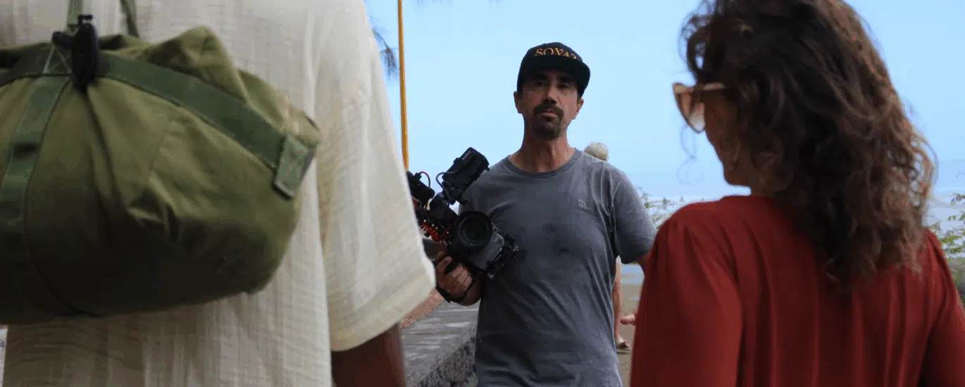Cedric Demaison, photographe professionnel et réalisateur/vidéaste des clips vidéos Ola et Amont Amwin pour le groupe de maloya Salangane.
