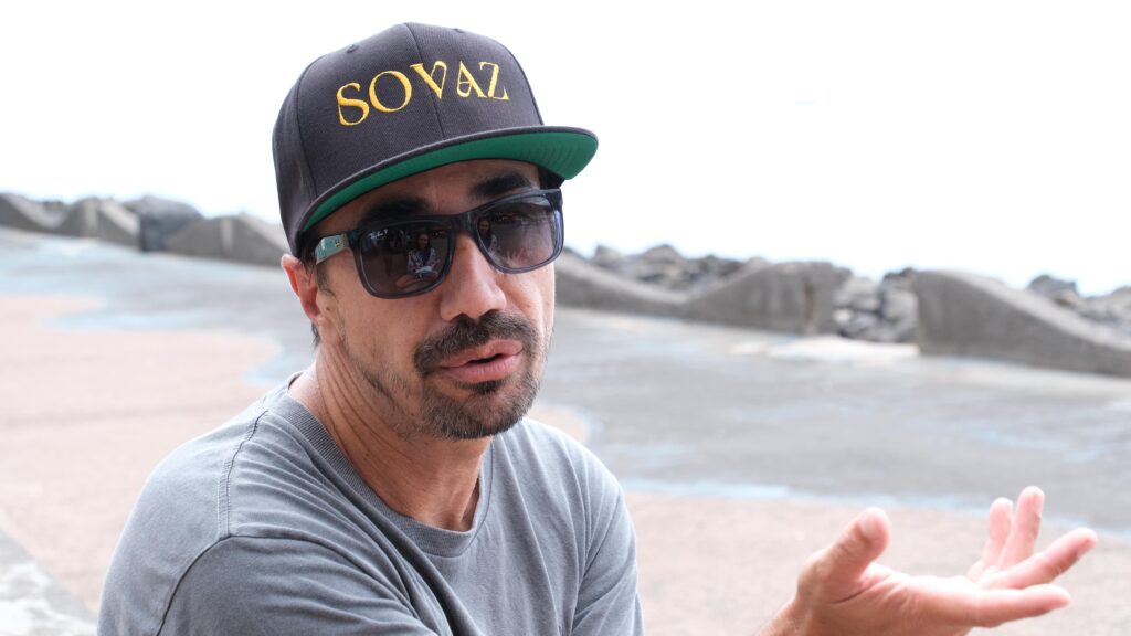 Cedric Demaison, photographe professionnel et réalisateur/vidéaste des clips vidéos Ola et Amont Amwin pour le groupe de maloya Salangane.