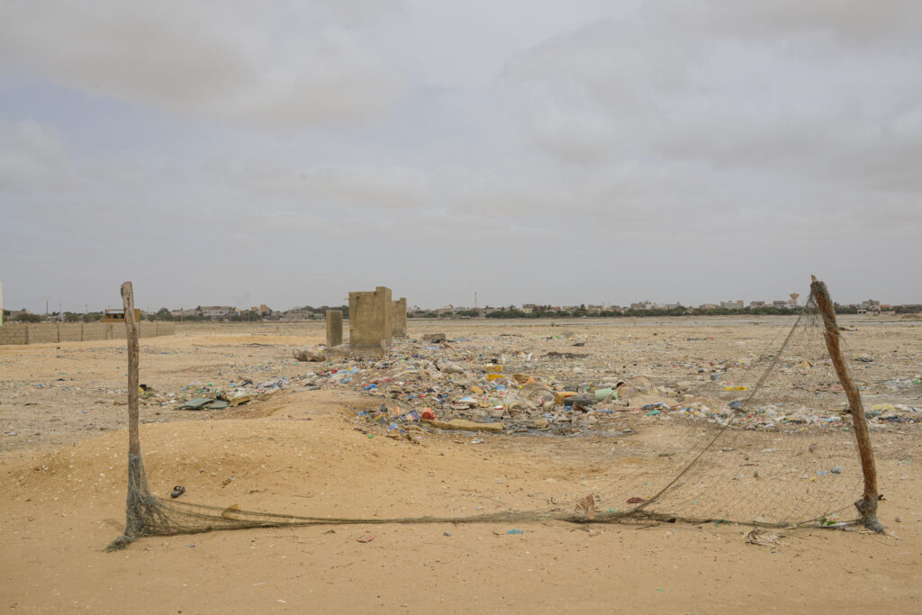 Juste à côté des habitations du quartier de Xhaleal, on trouve une décharge. Un risque réel sur la santé des habitants.