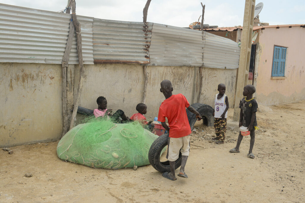 Les habitants de Xhaleal restent en lien avec l'océan et chaque jour nombreux sont ceux qui font le trajet jusqu'à Guet Ndar pour partir en mer.