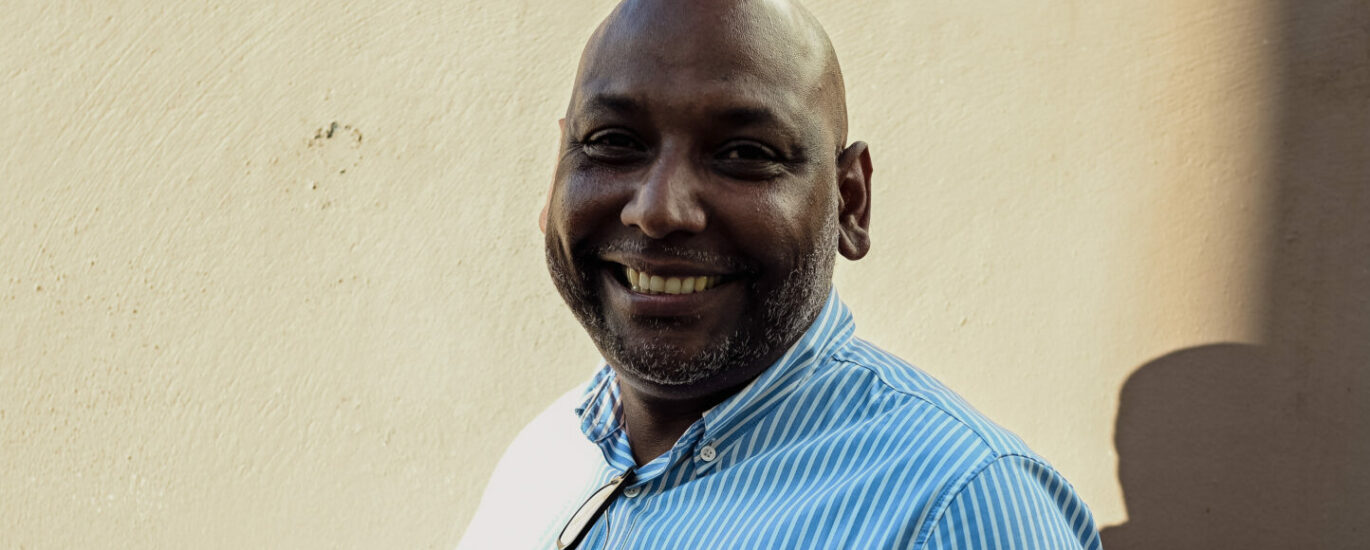 Portrait de Thierry Robert, ancien maire de Saint-Leu, ancien député et conseiller régional. Actuellement en campagne pour les municipales de 2026 à Saint-Leu. Le 14/11/2025 à Saint-Pierre. © Olivier Ceccaldi