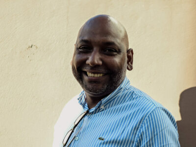 Portrait de Thierry Robert, ancien maire de Saint-Leu, ancien député et conseiller régional. Actuellement en campagne pour les municipales de 2026 à Saint-Leu. Le 14/11/2025 à Saint-Pierre. © Olivier Ceccaldi