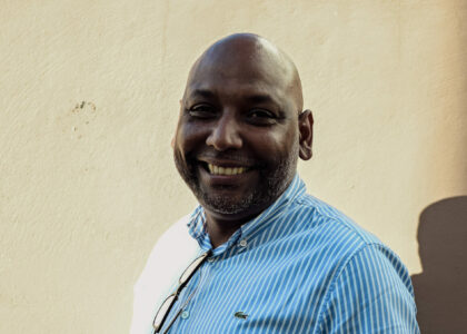 Portrait de Thierry Robert, ancien maire de Saint-Leu, ancien député et conseiller régional. Actuellement en campagne pour les municipales de 2026 à Saint-Leu. Le 14/11/2025 à Saint-Pierre. © Olivier Ceccaldi
