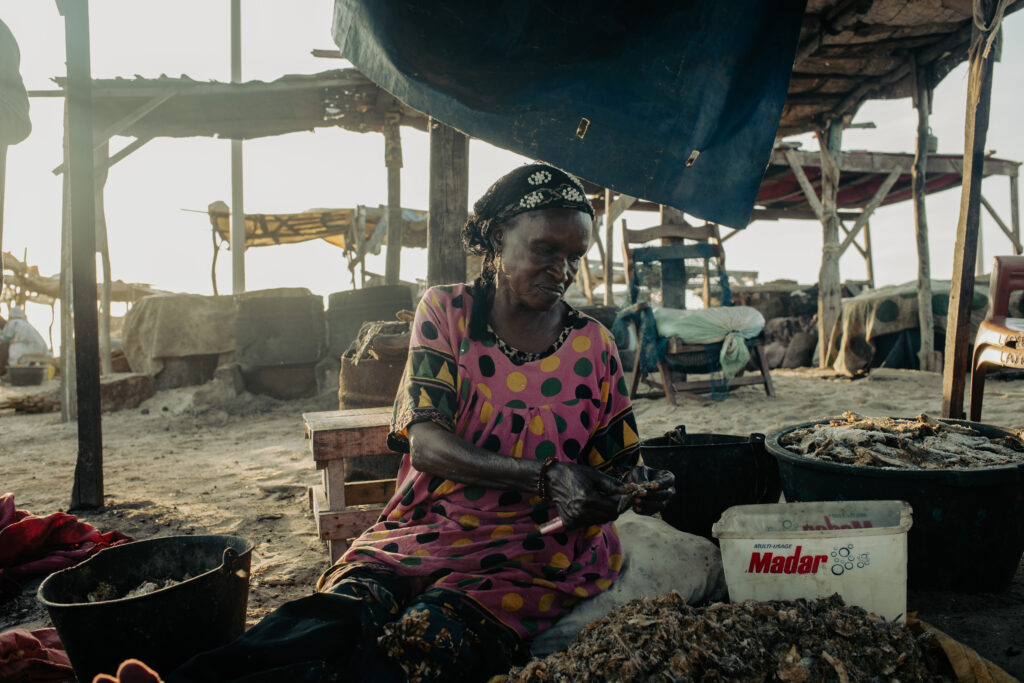 Transformation des poissons en produits sous conserve. Une occupation majoritairement réservée aux femmes. © Olivier Ceccaldi